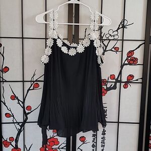 International Concepts The Rose Cold ShoulderTop in black and white